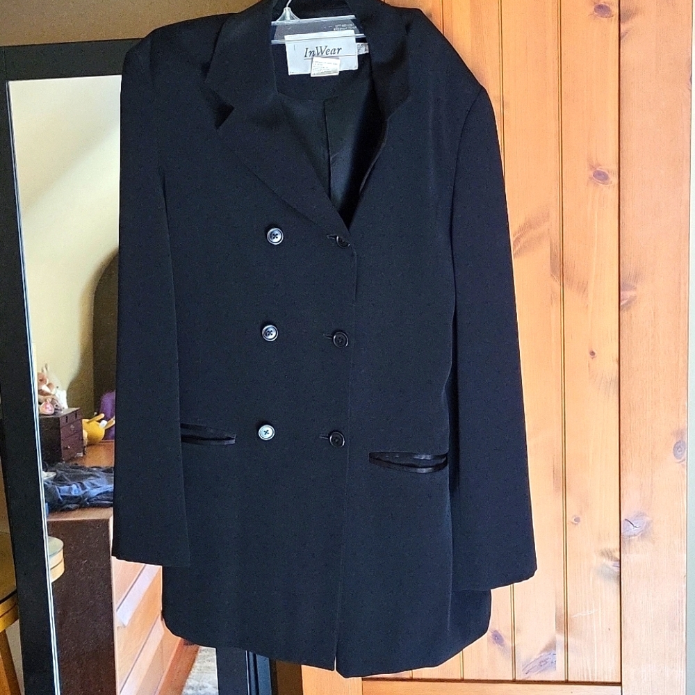 Tuxedo Style Tailored Suit  4/6